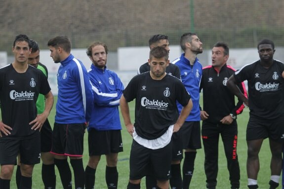 Los futbolistas del Real Avilés, cabizbajos al término del partido esperando la ceremonia de entrega de trofeos de la final de Copa Federación.