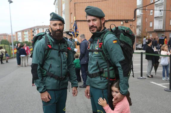 Toni Estrada, Jesús Olivera y su hija Ruth, ayer, en la comandancia de la Guardia Civil de Gijón. 