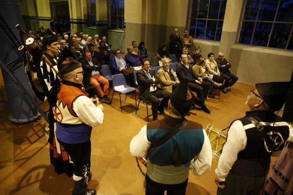 Sentados en primera línea, el presidente de la asociación San Luis, Ceferino Fernández Torre; el director de Planificación Lingüística, Fernando Padilla; el alcalde de Langreo, Jesús Sánchez; y los ediles Tamara Argüelles, Vanesa Llaneza y Alberto Benito. 