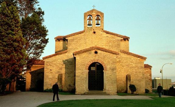 La iglesia de Santullano, en Oviedo, declarada por la Unesco patrimonio de la humanidad.