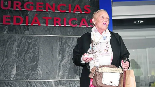 María Jesús Iglesias, la mujer del exsindicalista José Ángel Fernández Villa, ayer, a las puertas del HUCA 