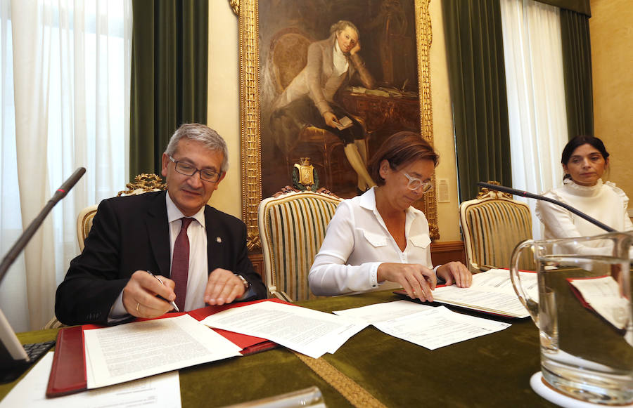 Santiago García Granda, rector de la Universidad de Oviedo y Carmen Moriyón, alcaldesa de Gijón, firman el acuerdo
