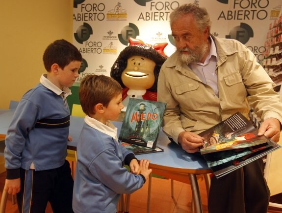 Milio'l del Nido presentando su libro. 