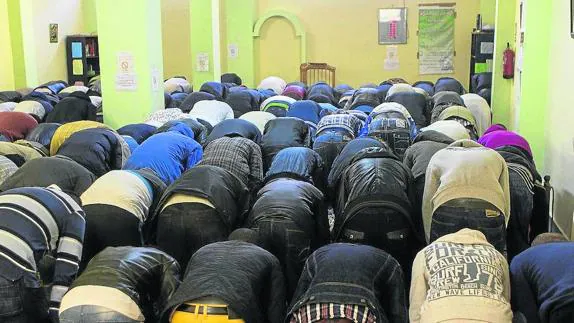 Fieles rezan durante la oración de los viernes, en la mezquita que la comunidad musulmana tiene en el barrio gijonés de El Llano.