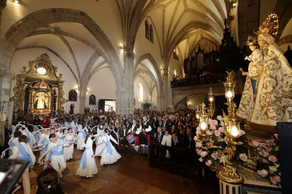 La Guía fue testigo de la interpretación de la Danza de Arcos, con Mario Rozas y Luis González a la gaita y el tambor, en una basílica abarrotada tras recibir su corona. 