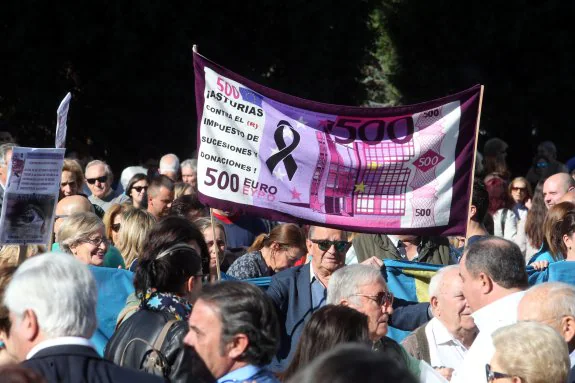 Algunas de las personas que se concentraron en la Plaza de España en contra del impuesto de Sucesiones. 