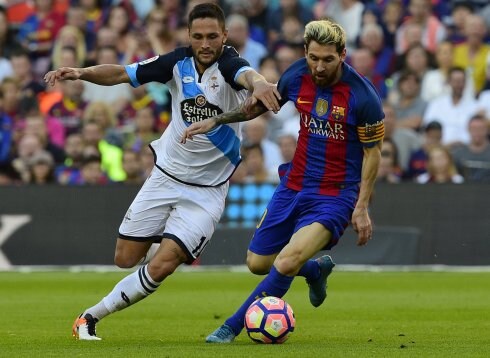 El azulgrana Messi lucha con el deportivista Andone. 