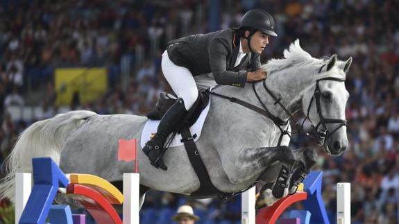 Sergio Álvarez Moya, a lomos de su caballo Carlo.