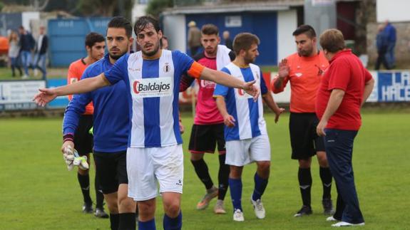 Los jugadores del Avilés, visiblemente decepcionados.