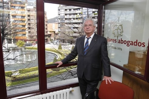 Ramón Mijares, organizador del seminario, en su despacho. 