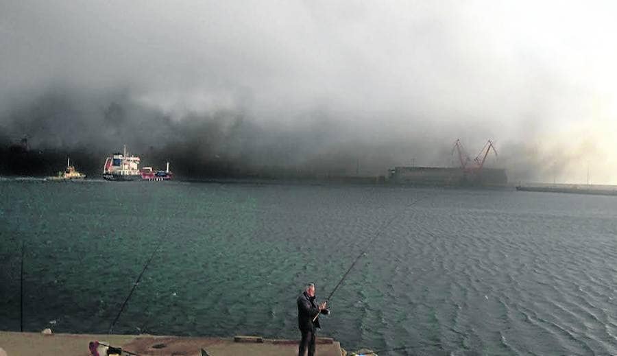 Nube de polvo de carbón levantada en la terminal granelera de la EBHI, en el puerto de El Musel, el pasado mes de febrero.