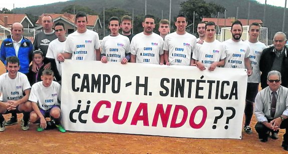 Jugadores, técnicos y directivos del Soto del Barco recordaron el tiempo que llevan esperando por un campo sintético. 