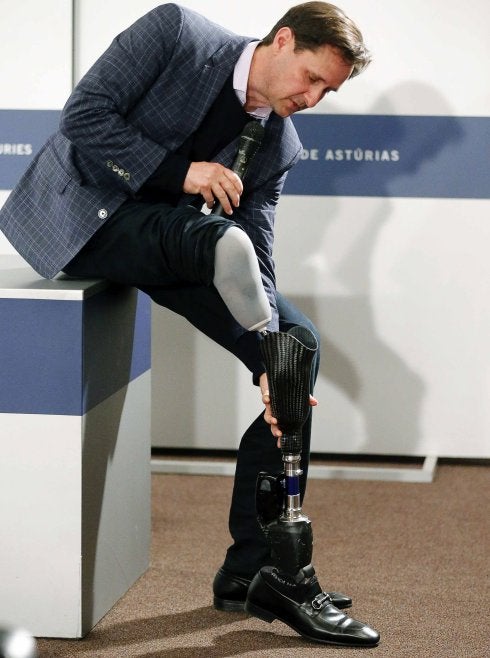 Herr se quita en Oviedo una de sus piernas biónicas. 