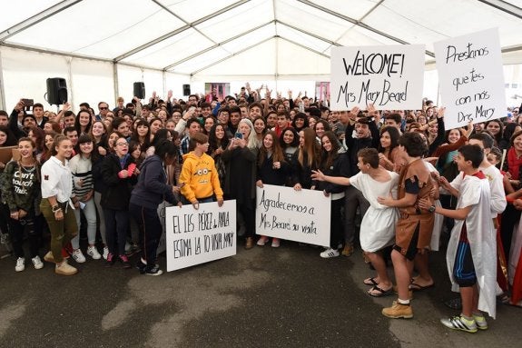 Haciéndose un 'selfi' con los alumnos, que la recibieron como a una estrella del rock. 