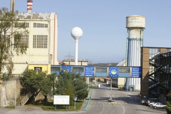 La entrada de la factoría de Saint-Gobain en Avilés. 