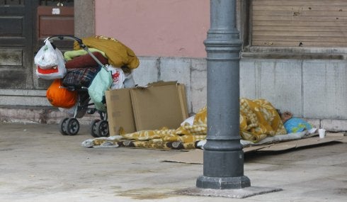 Una persona sin hogar durmiendo en la plaza de los Hermanos Orbón. 