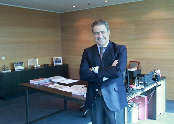 El director territorial de la compañía, Francisco Javier Soto, en su despacho. 