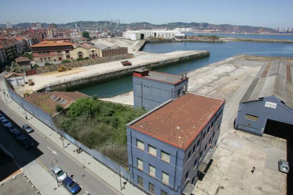 Terrenos de Naval Gijón. En primer término, los de Pymar, y detrás, los del Puerto de Gijón. 