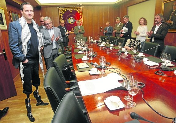Adolfo Menéndez, secretario de la Fundación Princesa, observa las prótesis de Hugh Herr minutos antes de que se iniciase el desayuno con expertos celebrado por la Real Academia de Medicina. 