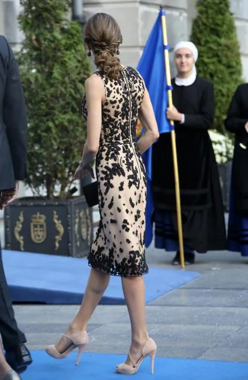 Detalle posterior del vestido de doña Letizia.