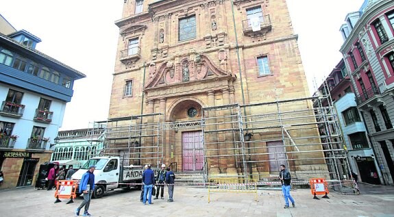 La parroquia de San Isidoro, andamiada. 