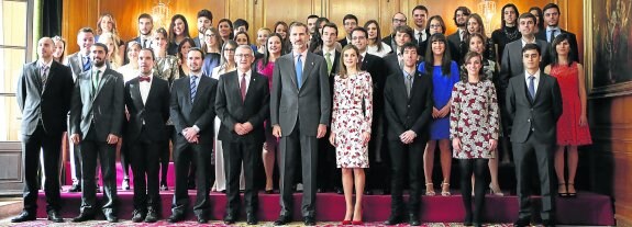 Los Reyes, con los Premios Fin de Carrera y el rector de la Universidad de Oviedo. 