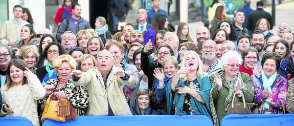 El buen ambiente reinó entre el público que quería ver a los Reyes, los premiados y al resto de rostros conocidos que accedían al Teatro Campoamor desde primera fila.   