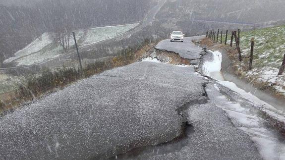 Las intensas lluvias provocaron el argayo que abrió el firme. Imagen de archivo.  