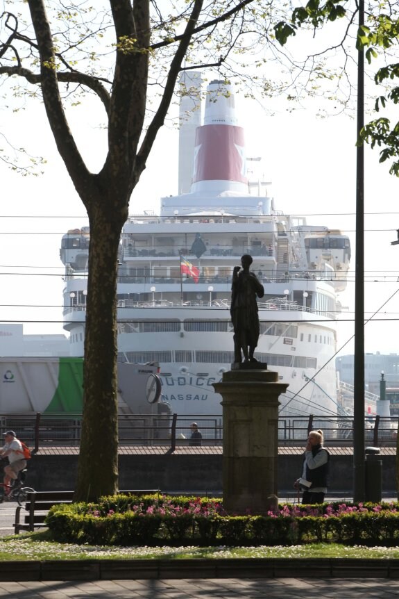 El buque de cruceros 'Boudicca' amarrado en el puerto de Avilés visto desde el parque de El Muelle. 