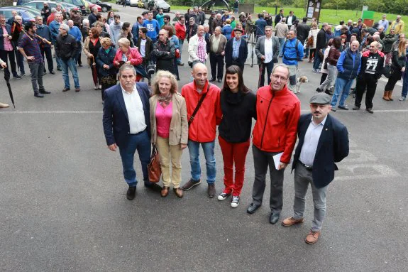 El alcalde mierense, Aníbal Vázquez, junto Carmen García y parte de su equipo en el pozo Fortuna. 