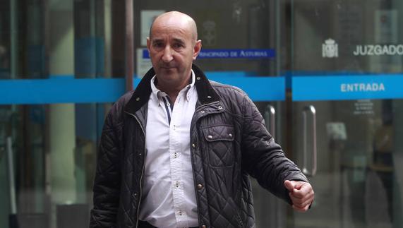 Belarmino Alvarez Arias, exalcalde de Teverga, a las puertas de los juzgados de Oviedo.