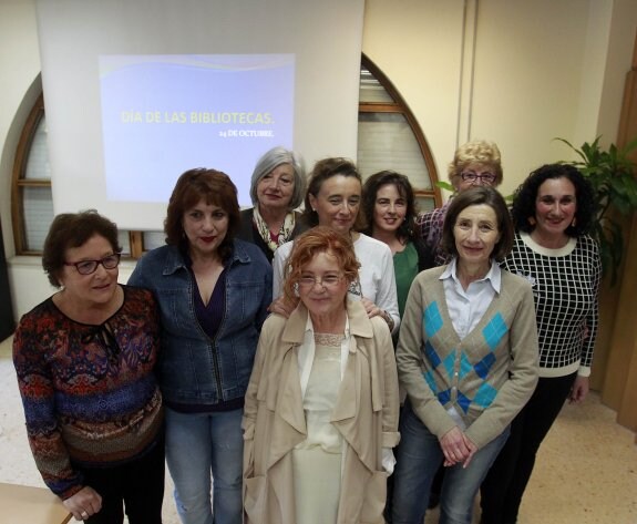El grupo de lectura que celebró el Día de las Bibliotecas en la de La Granja de Oviedo. 