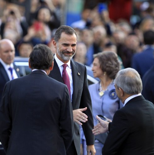 El alcalde saluda al rey antes de la celebración de los Premios Princesa de Asturias. 