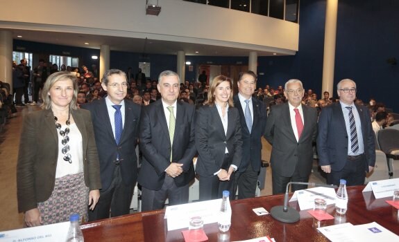 Ana Isabel González, Pedro L. Ferrer, Alfonso del Río, Eva Pando, Félix Baragaño, Serafín Abilio y David G. Galán, en la inauguración del I Foro de la Construcción, que se celebra en la Fidma. 