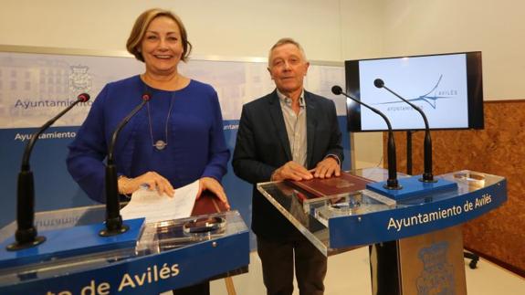 Mariví Monteserín y José Manuel García, esta mañana en el Ayuntamiento.