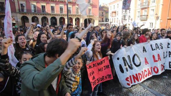 Estudiantes gijoneses manifestándose en la plaza del Ayuntamiento. 