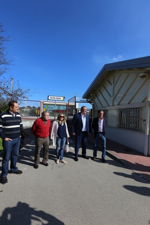 Algunos miembros de IU se reunieron ayer en el apeadero. 