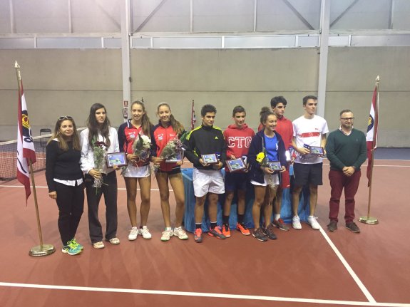 De izquierda a derecha, la juez Ana Pérez, Almudena Sanz, Andrea y Adriana Barrio, Alejandro González, Juan Vigil, Lucía Natal, Pelayo Antuña, Ramón del Olmo y el directivo Jorge Morán. 