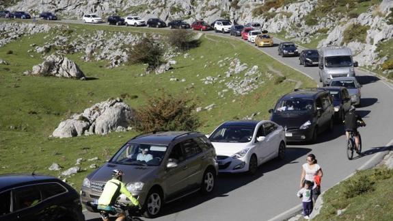 Atasco en el acceso a los lagos este sábado. 
