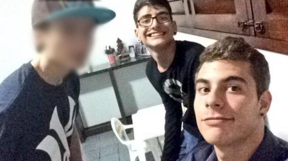 Nogueira, el asesino confeso, en primer plano en una foto de las redes sociales. Detrás, Henriques.