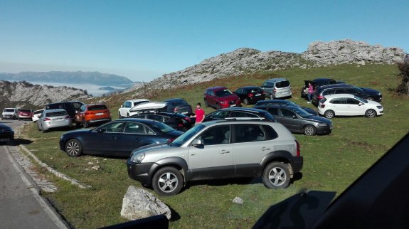 Algunos conductores acabaron aparcando en las camperas de la subida.