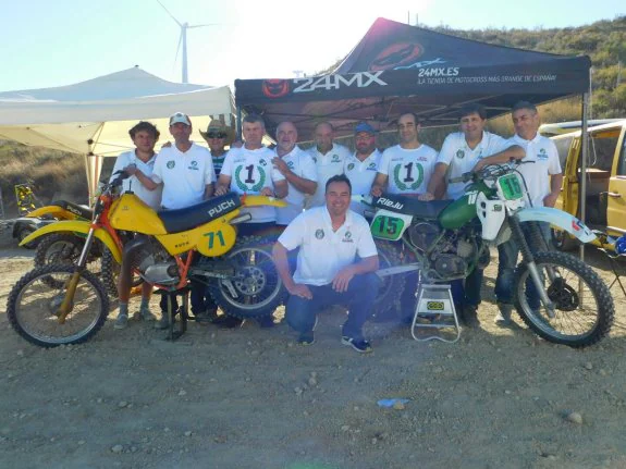 Los componentes del equipo gijonés junto a las motos de los dos campeones, Alejandro Rubiera (Puch) y Jorge Curreya (Rieju). 