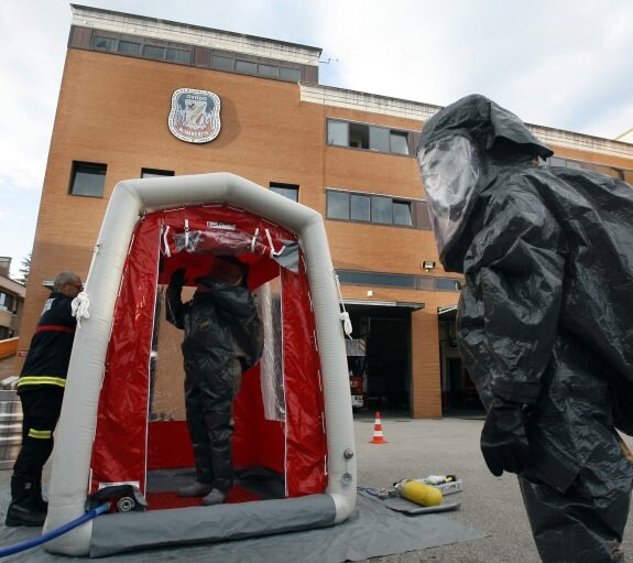 Bomberos de Oviedo hacen ejercicios de simulacro por riesgo biosanitario en el patio del cuartel. 