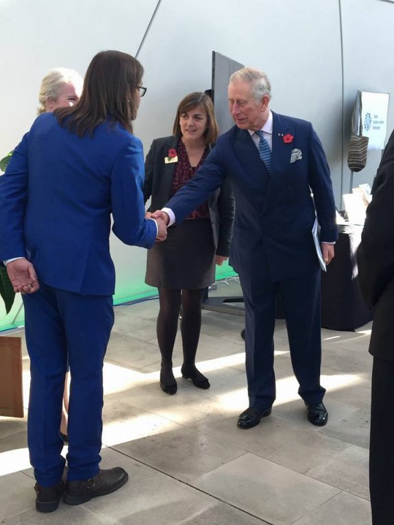El botánico gijonés saluda al Príncipe de Gales a su llegada a los Royal Botanic Gardens.