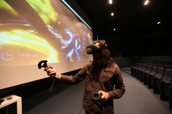 El artista y músico Mario Gómez Franco ayer, dibujando con Tilt Brush en el Niemeyer. 