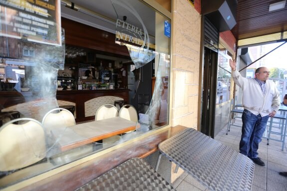 El ladrón rompió la luna con una piedra para acceder al interior de la cafetería. 