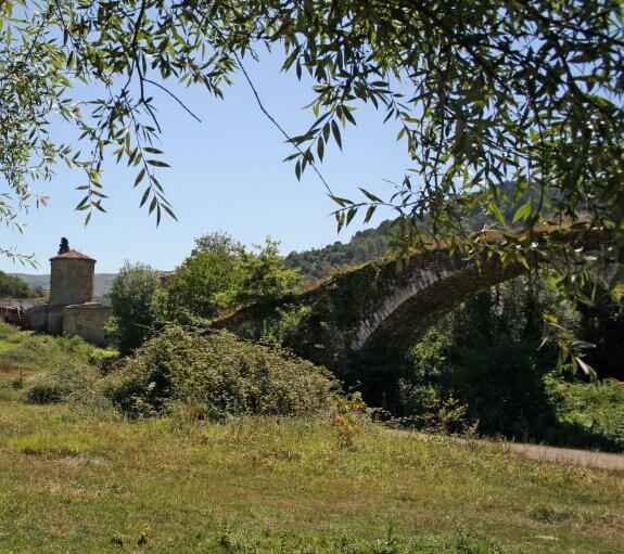 El puente de Olloniego, con la torre al fondo. 