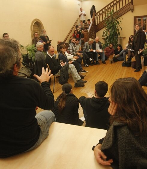 Un momento de la asamblea de SOS Cultura en Villa Magdalena. 