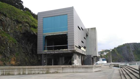 El edificio del Museo del Calamar Gigante totalmente destrozado por los actos vandálicos y los temporales.