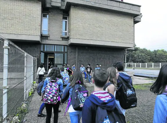 Alumnos a la entrada del Instituto de Salinas.
